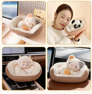 Adorables peluches realistas de gato panda y oveja para decoración de escritorio y coche