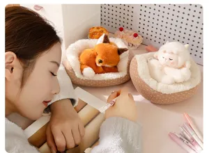 Vista detallada de lindos peluches de zorro y oveja durmiendo como decoración de mesa.