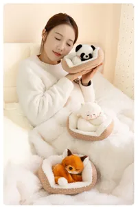 Modelo asiática muestra adorables peluches de panda, oveja y zorro en minicunas suaves