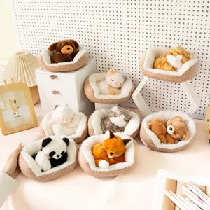 Juguete de Peluche de Animal Durmiendo Realista Con Mini Cama de Cojín de Puntos Lindo Gato Perro Cordero Zorro Oso Panda Adorno Peluche para Escritorio Hogar