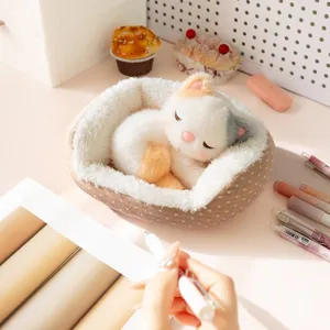 Peluche de gato durmiendo en cama suave para decoración de escritorio