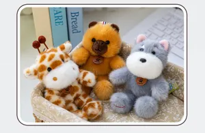 Niedliche Plüschtier-Anhänger mit Giraffe, Bär und Wolf in einem gemütlichen Korb