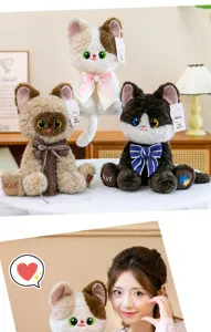 Primer plano de adorables muñecos de peluche de gato con grandes lazos y texturas.