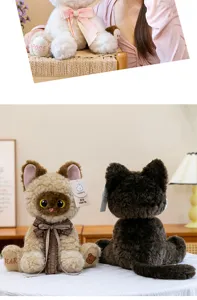 Primer plano de un lindo peluche de gato con un gran lazo y detalles bordados en las patas