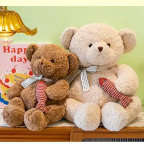 Zwei niedliche Teddybären mit gestreiften Fischen, ideal als Büro-Deko oder Geburtstagsgeschenk