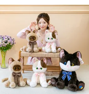 Vista detallada de varios gatos de peluche con lazos de colores de la colección Xiumi Family