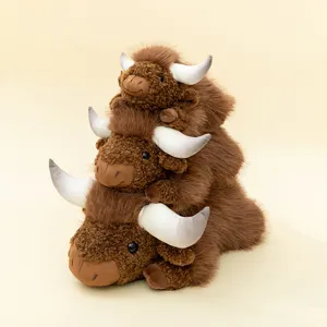 Set di tre simpatici peluche marroni di vacca delle Highlands impilati in diverse dimensioni