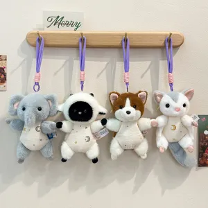 Set di quattro simpatici ciondoli magnetici in peluche su un rack di legno a muro