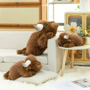 Morbido peluche di yak marrone in posa sdraiata per la decorazione della casa