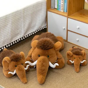 Set aus drei braunen Mammut-Plüschtieren in verschiedenen Größen auf einem Zimmerteppich.