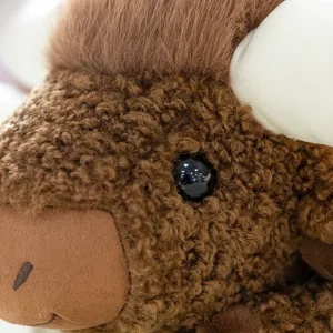 Dettaglio macro di un morbido peluche di yak marrone che mostra la texture realistica