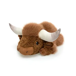 Simpatico peluche a forma di mucca delle Highlands marrone in posizione sdraiata