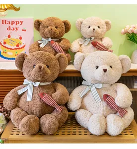 Detailansicht von vier süßen Teddybären in Braun und Beige, die Spielzeugfische halten