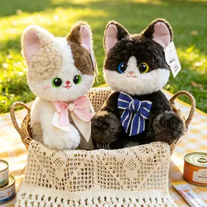 Dos adorables muñecos de peluche de gato con lazos en una cesta de picnic al aire libre
