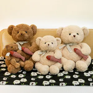 Weiche Teddybär-Plüschtiere mit Fisch-Accessoires in warmen Braun- und Cremefarben