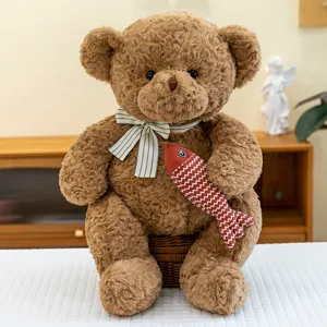 Süßer brauner Teddybär aus Plüsch mit einem roten Fisch als Geschenk für Zuhause und Büro