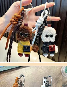 Detail des lockigen Teddyhund-Schlüsselanhängers mit Lederkörper und Herzclip