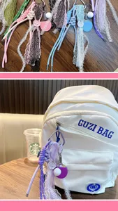 Detailansicht eines niedlichen Spitzen-Tischtennisschläger-Schlüsselanhängers am Rucksack
