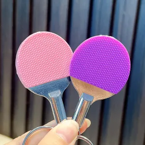Zwei süße rosa und lila Mini-Tischtennisschläger-Schlüsselanhänger für Sporttaschen