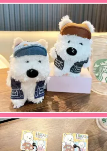 Détail de mignons porte-clés Westie en peluche avec gilets en denim et chapeaux.