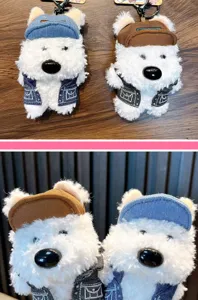 Vue détaillée de porte-clés en peluche Westie blancs portant des chapeaux