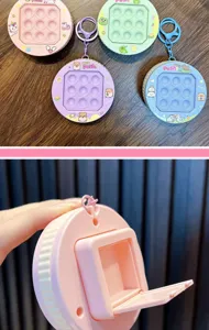 Detailansicht der Rückseite des farbenfrohen Quick Push Fidget Toy Anhängers.