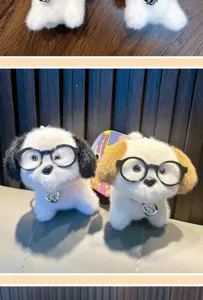 Detail van twee schattige pluche puppy sleutelhangers met zwarte bril en zilveren belletjes