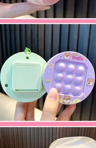 Detaillierte Nahaufnahme eines lila Hamster-Quick-Push-Fidget-Spielzeugs mit Blasen
