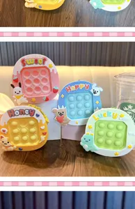 Primo piano di quattro portachiavi pop-it colorati a forma di animali su legno