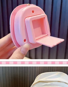 Dettaglio del vano batterie aperto su un portachiavi giocattolo antistress di colore rosa