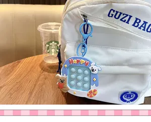 Simpatico portachiavi blu con animali bubble pop fidget toy appeso a uno zaino bianco