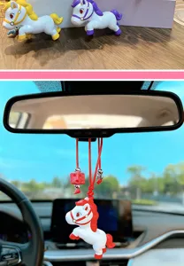 Primo piano di un simpatico ciondolo a forma di cavallo bianco e rosso in un'auto