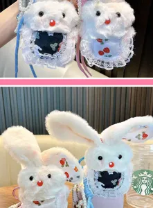 Adorable porte-clés lapin en peluche avec tablier en dentelle et sangle de perles douce.