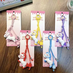Set di cinque graziosi portachiavi a forma di cavallo colorati con corde intrecciate