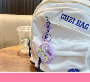Vue détaillée du mini porte-clés enregistreur violet utilisé comme accessoire de sac.