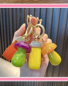 Leuke glitterhars paddenstoel sleutelhanger met imitatieleren riem tasbedeltje