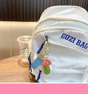 Detailopname van een schattige glitter paddenstoel sleutelhanger aan tas