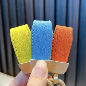 Handgemaakte kleurrijke kunstleren sleutelhangers in de vorm van een paddenstoel voor tassen