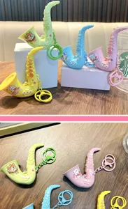 Lindos llaveros con forma de saxofón en tonos pastel con dibujos de animales