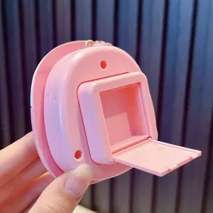 Portachiavi giocattolo bubble pop rosa con vista del vano batteria posteriore dettagliata