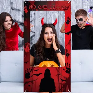 Sfondo fotografico Halloween con impronte di mani insanguinate rosse e pipistrelli