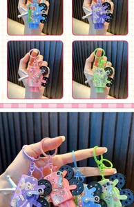 Gedetailleerd overzicht van kleurrijke mini-projectorsleutelhangers met dierenprints