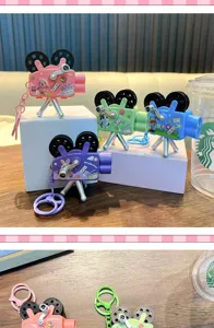 Detailweergave van kleurrijke handbediende projector sleutelhangers met dierenthema's