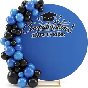 Στρογγυλό μπλε φόντο αποφοίτησης με Congratulations Class of 2026 κείμενο και μπαλόνια.