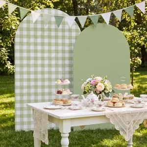 Set per festa in giardino con fondali ad arco a scacchi verdi e tinta unita per eventi