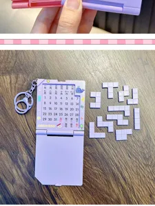 Detalle del llavero de rompecabezas de calendario violeta con bloques tipo Tetris