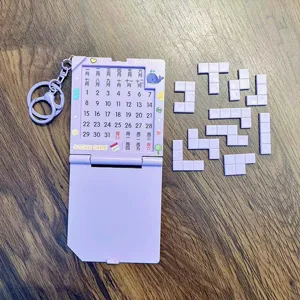 Llavero de rompecabezas de bloque de calendario de dibujos animados morado para bolso