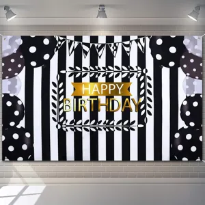 Schwarz-weiß gestreifter Geburtstags-Hintergrund mit goldenem Happy Birthday Text