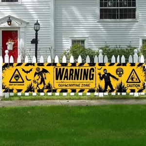 Halloween-Zombie-Warnbanner an einem weißen Lattenzaun für die Gartendekoration im Freien