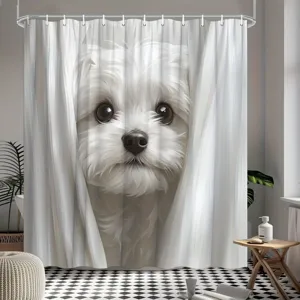 Schattige witte puppy die door een waterdicht douchegordijn in een badkamer kijkt